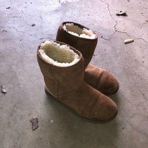 Classic Uggs Chestnut size 6 fits womens 7